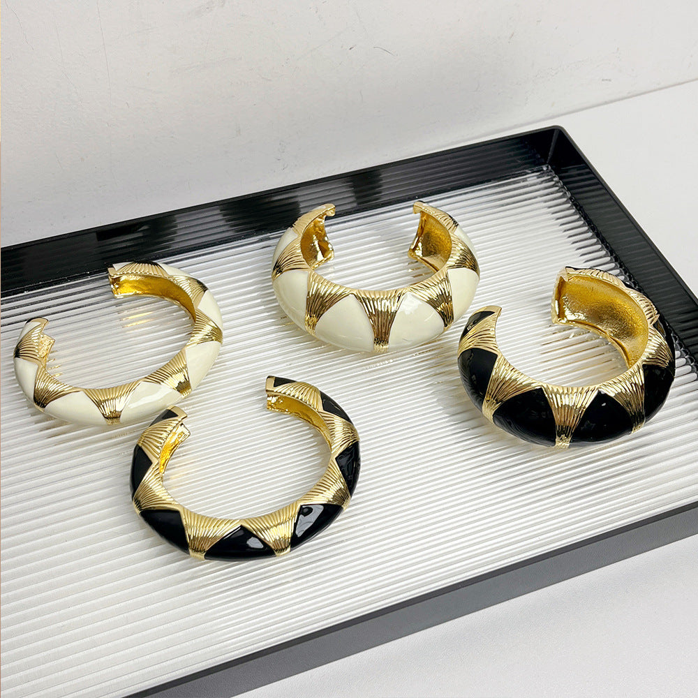 French Retro Oval Black Gold Enamel Drop Oil Bracelet Niche High Sense.