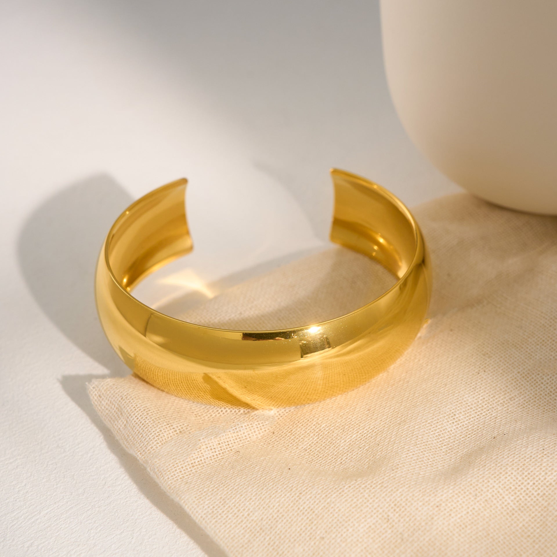 Women's Fashion Titanium Steel Fine Polished Surface Bracelet.