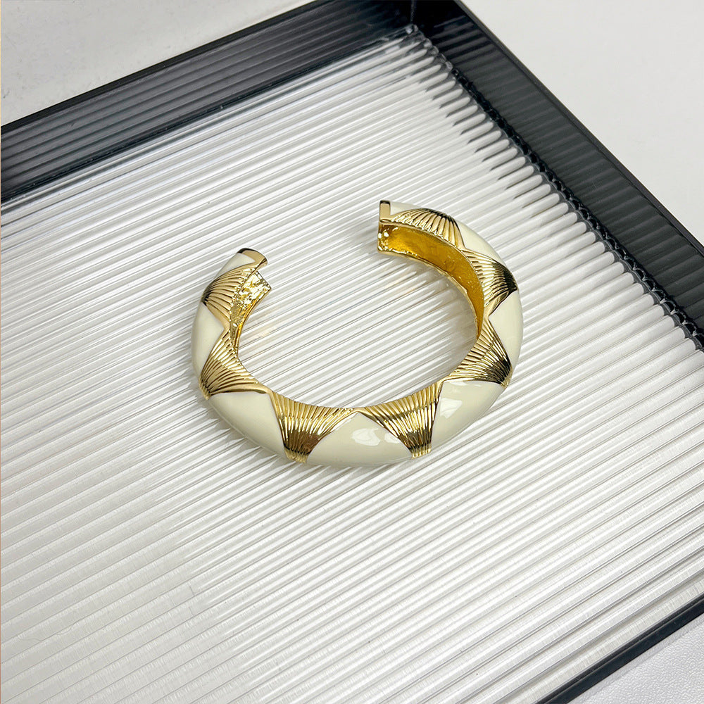 French Retro Oval Black Gold Enamel Drop Oil Bracelet Niche High Sense.