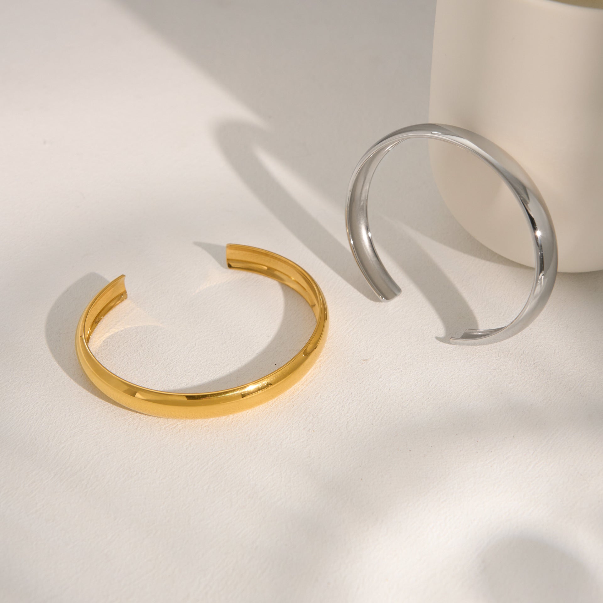 Women's Fashion Titanium Steel Fine Polished Surface Bracelet.